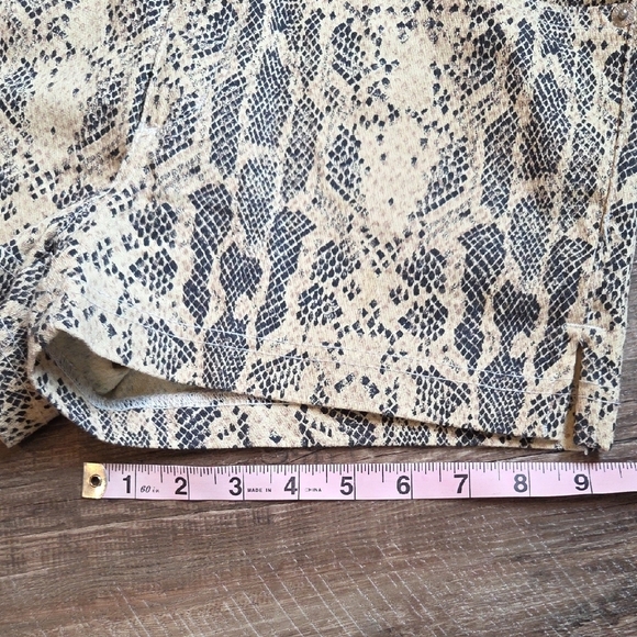 Guess Jeans Shorts Made In The USA Tan and Black Snakeskin Pattern Size 30 - Picture 12 of 13